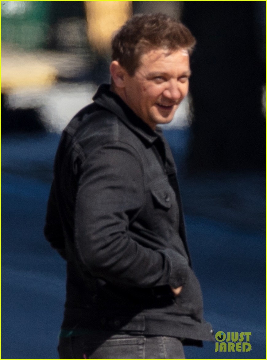 hailee steinfeld jeremy renner continue filming hawkeye in atlanta 02
