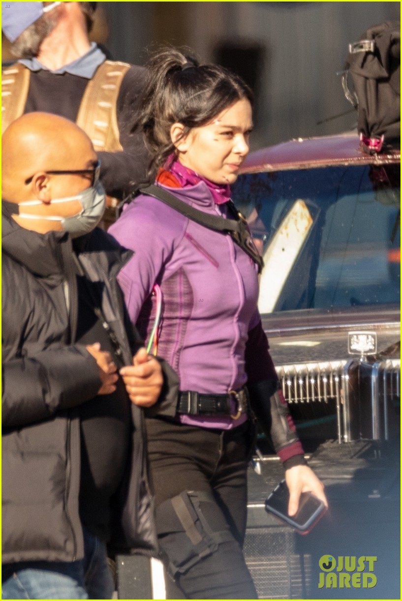 Full Sized Photo Of Hailee Steinfeld Jeremy Renner Continue Filming