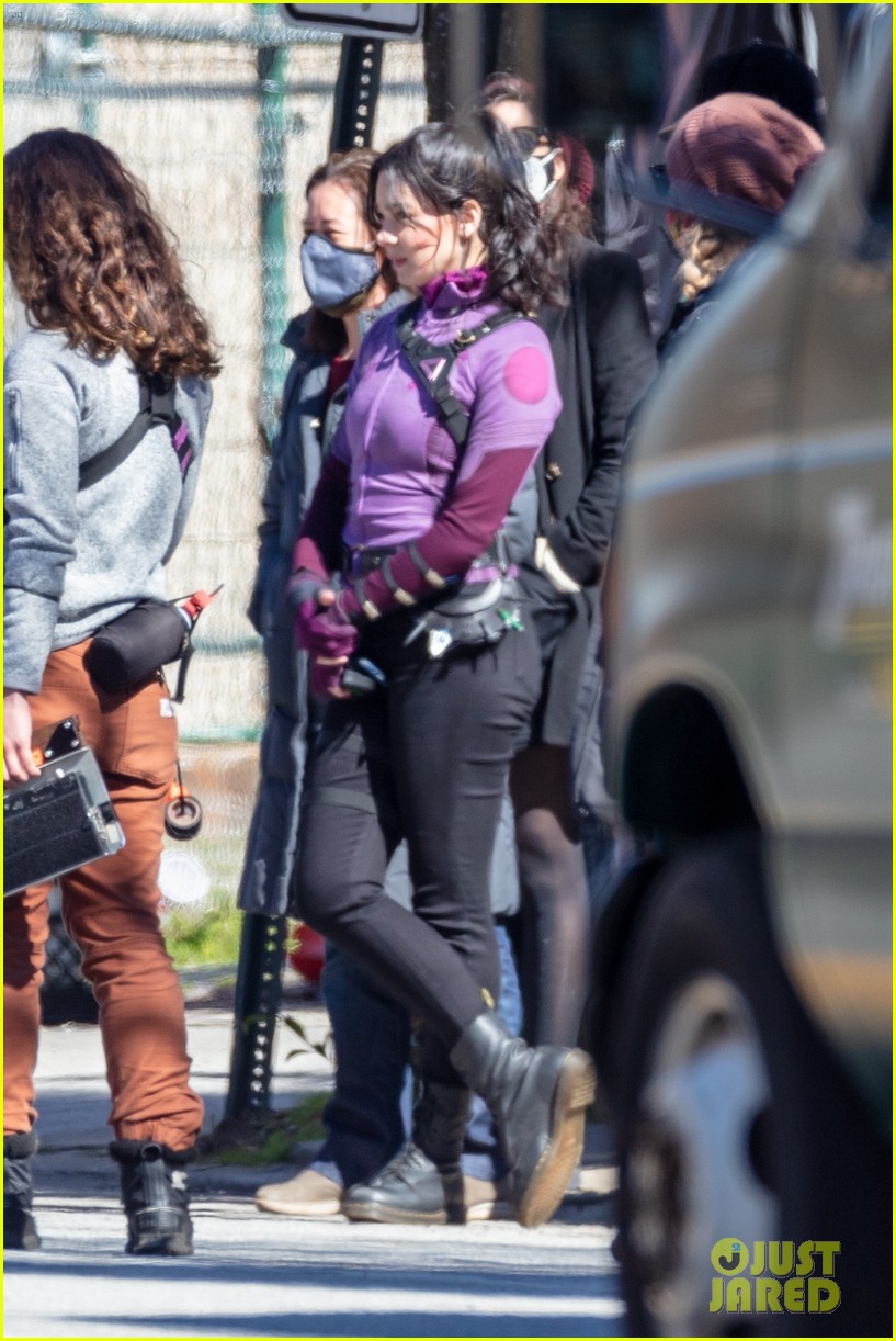 Full Sized Photo Of Hailee Steinfeld Jeremy Renner Continue Filming