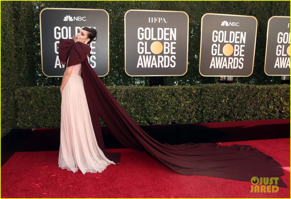 sofia carson wears a giant bow for golden globes pre show 05