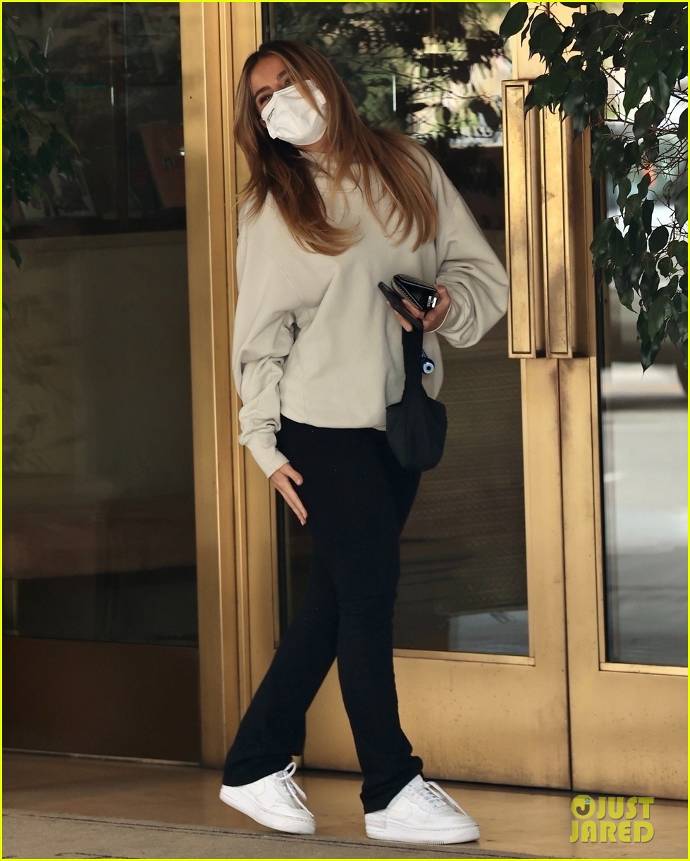 addison rae runs errands before trip to new york 05