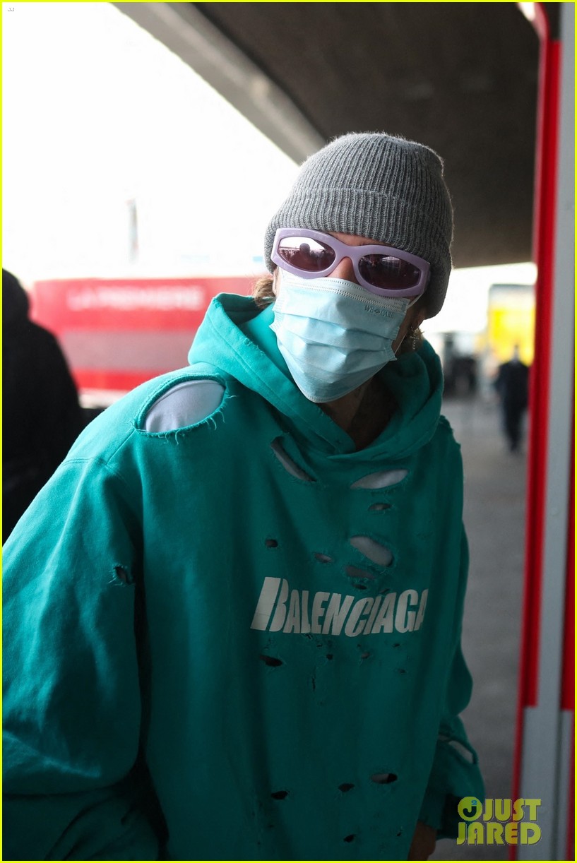Full Sized Photo of justin bieber hailey bieber cuddle up paris airport