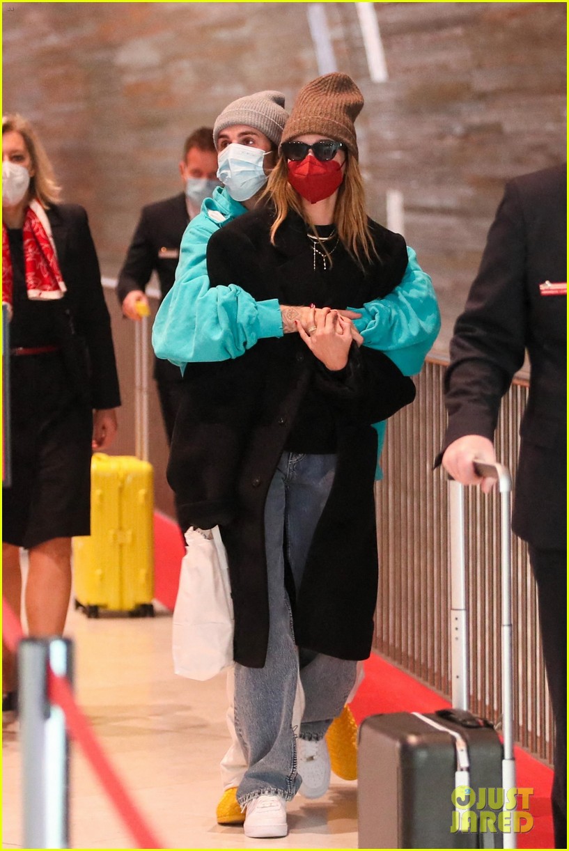 justin bieber hailey bieber cuddle up paris airport 19