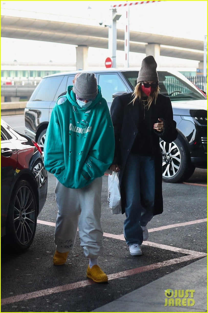 justin bieber hailey bieber cuddle up paris airport 27