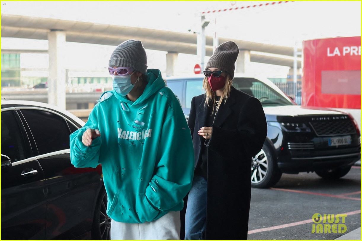 justin bieber hailey bieber cuddle up paris airport 37