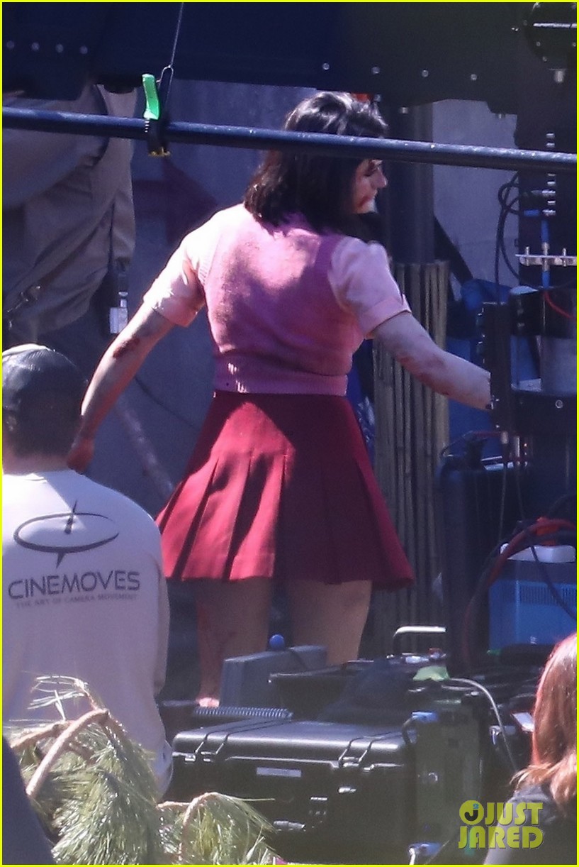 joey king has a bloody head on bullet train set 03
