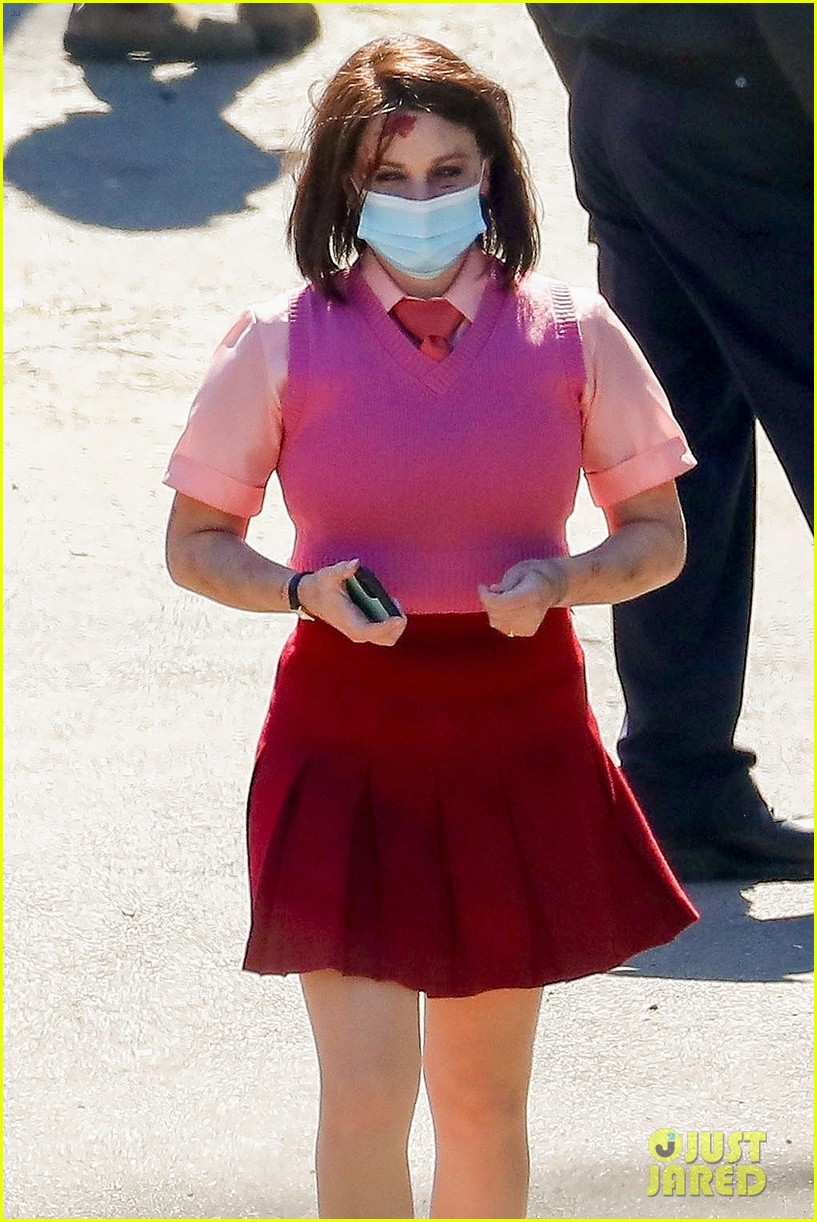 joey king has a bloody head on bullet train set 06