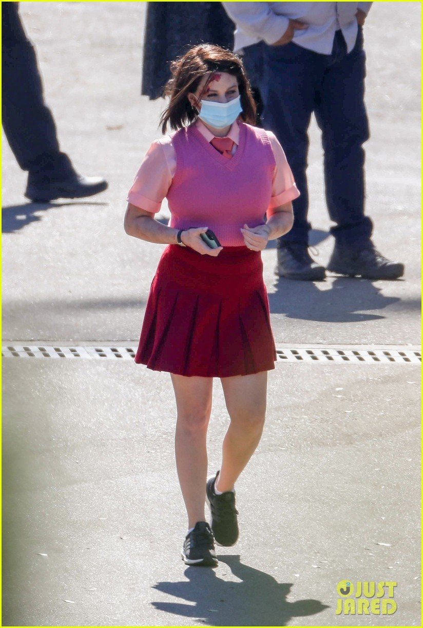 joey king has a bloody head on bullet train set 10