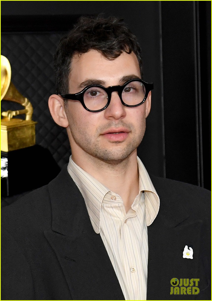 taylor swfit is a floral beauty at the grammys 2021 01