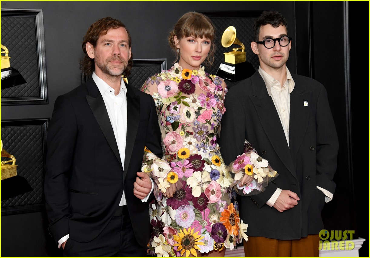 taylor swfit is a floral beauty at the grammys 2021 03