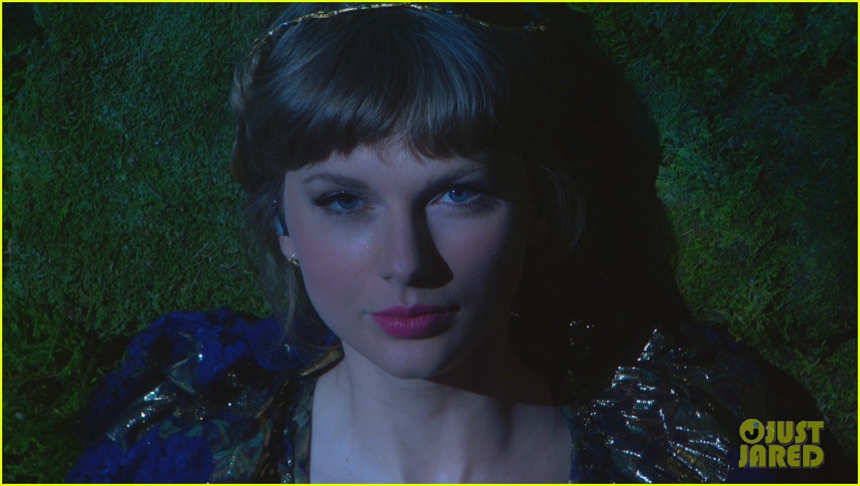 taylor swfit is a floral beauty at the grammys 2021 07