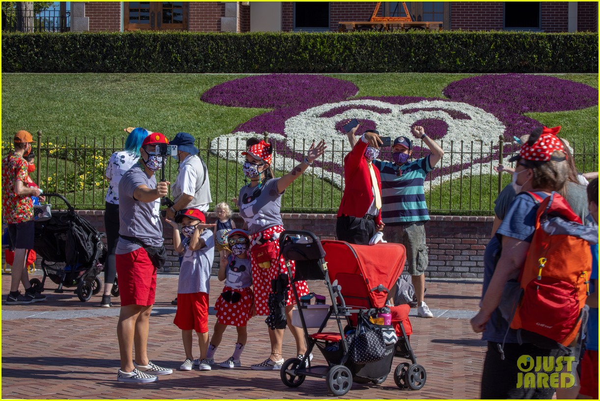 Disneyland Reopens Disney Ceo Bob Chapek And Chairman Bob Iger Welcome Guests Back Photo 