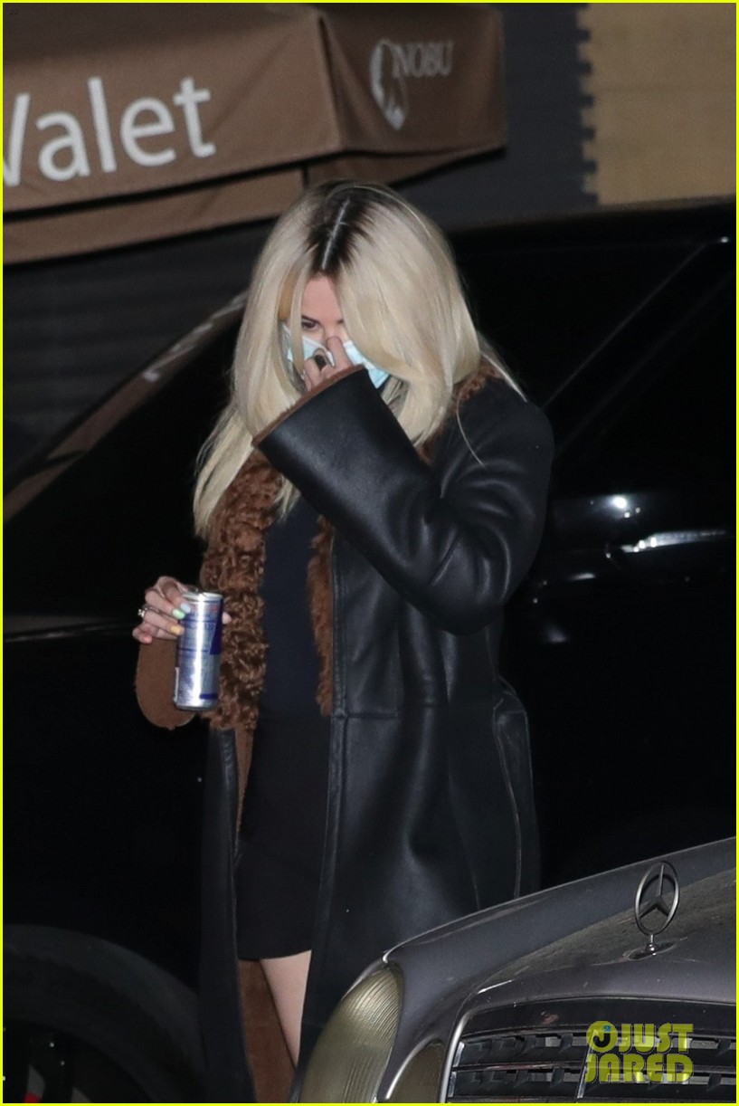 selena gomez shows off bleached blonde hair night out 04