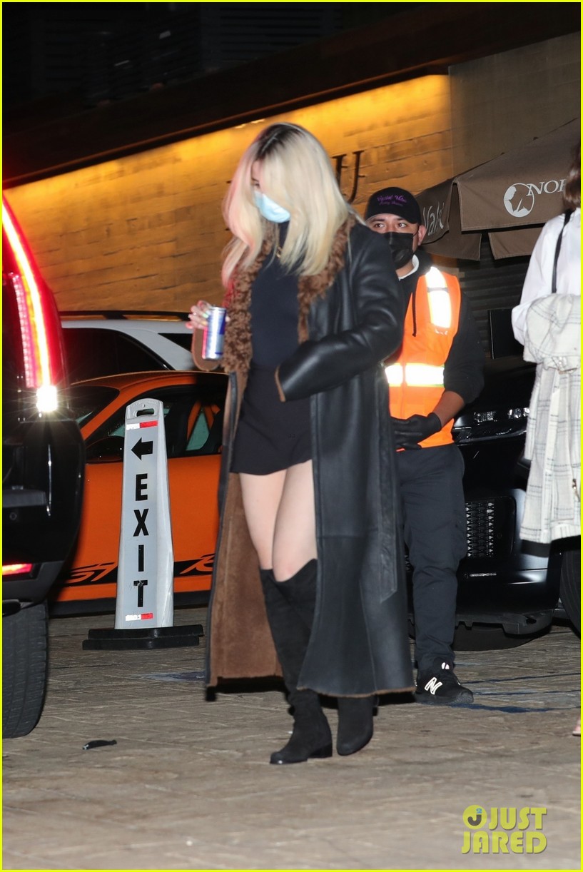 selena gomez shows off bleached blonde hair night out 13