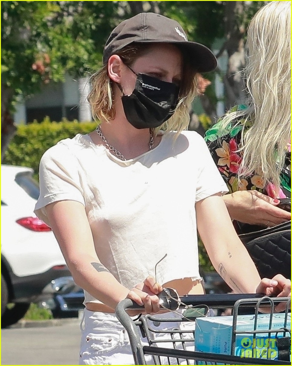 kristen stewart dylan meyer grocery shopping 04