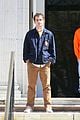 thomas doherty spotted on gossip girl set after it was revealed hes seeing someone 03