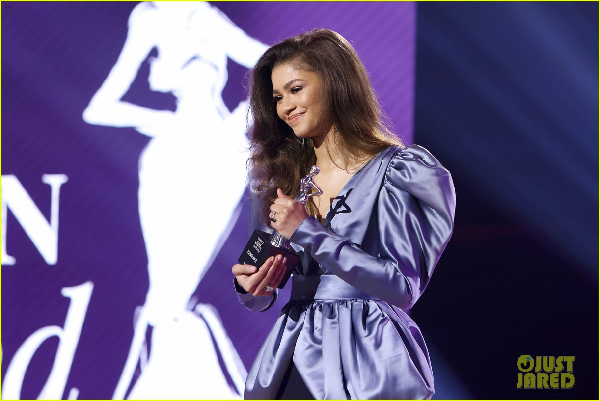 zendaya walks first red carpet in over a year see her gorgeous look 19