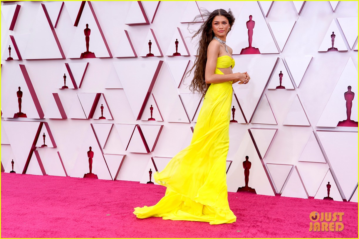zendaya has a beyonce moment at oscars 2021 01
