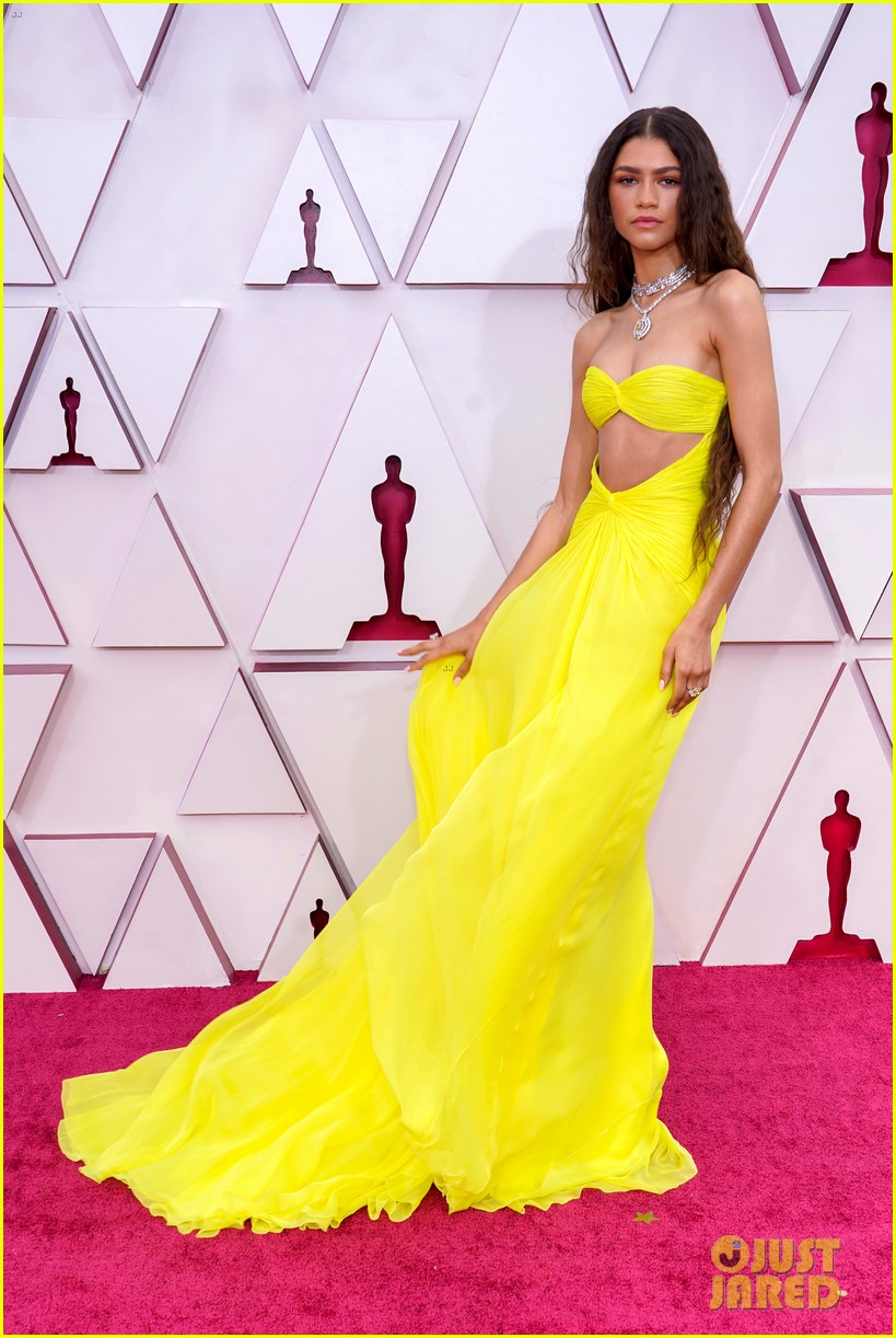 zendaya has a beyonce moment at oscars 2021 03