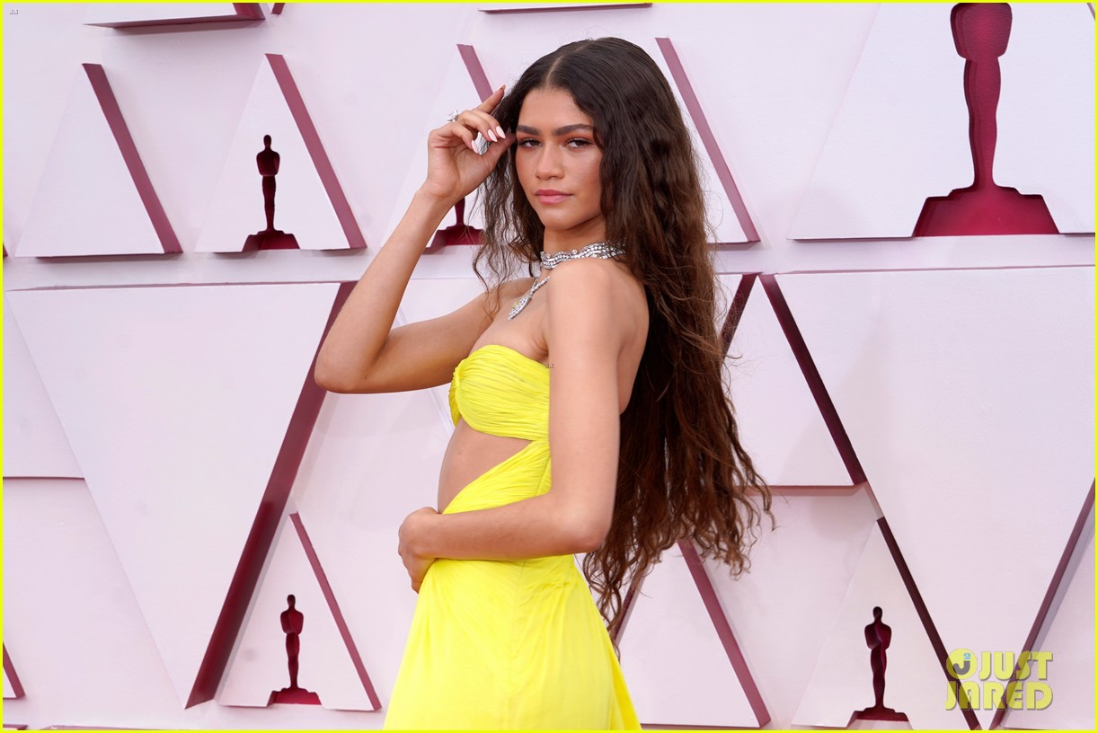 zendaya has a beyonce moment at oscars 2021 04