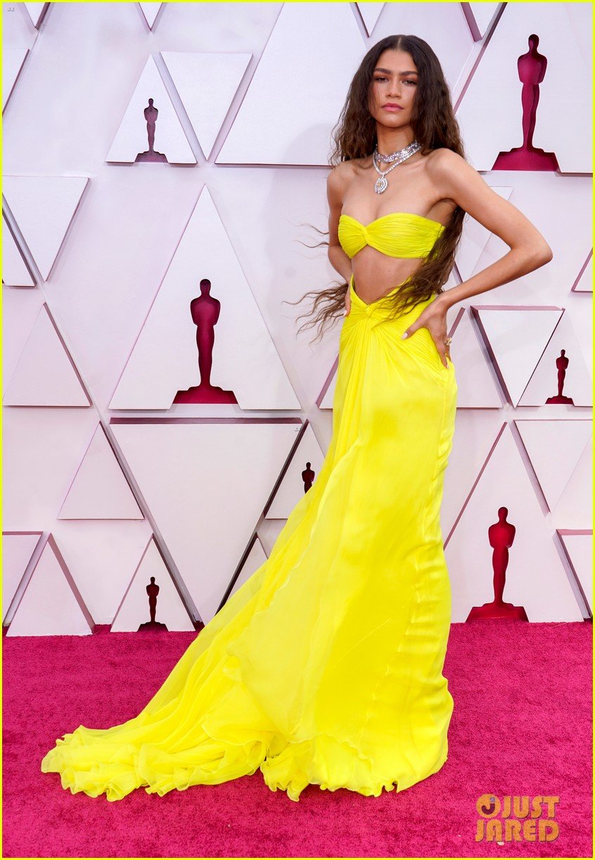 Zendaya Has a Beyonce Moment at Oscars 2021 Photo 1310500 Photo