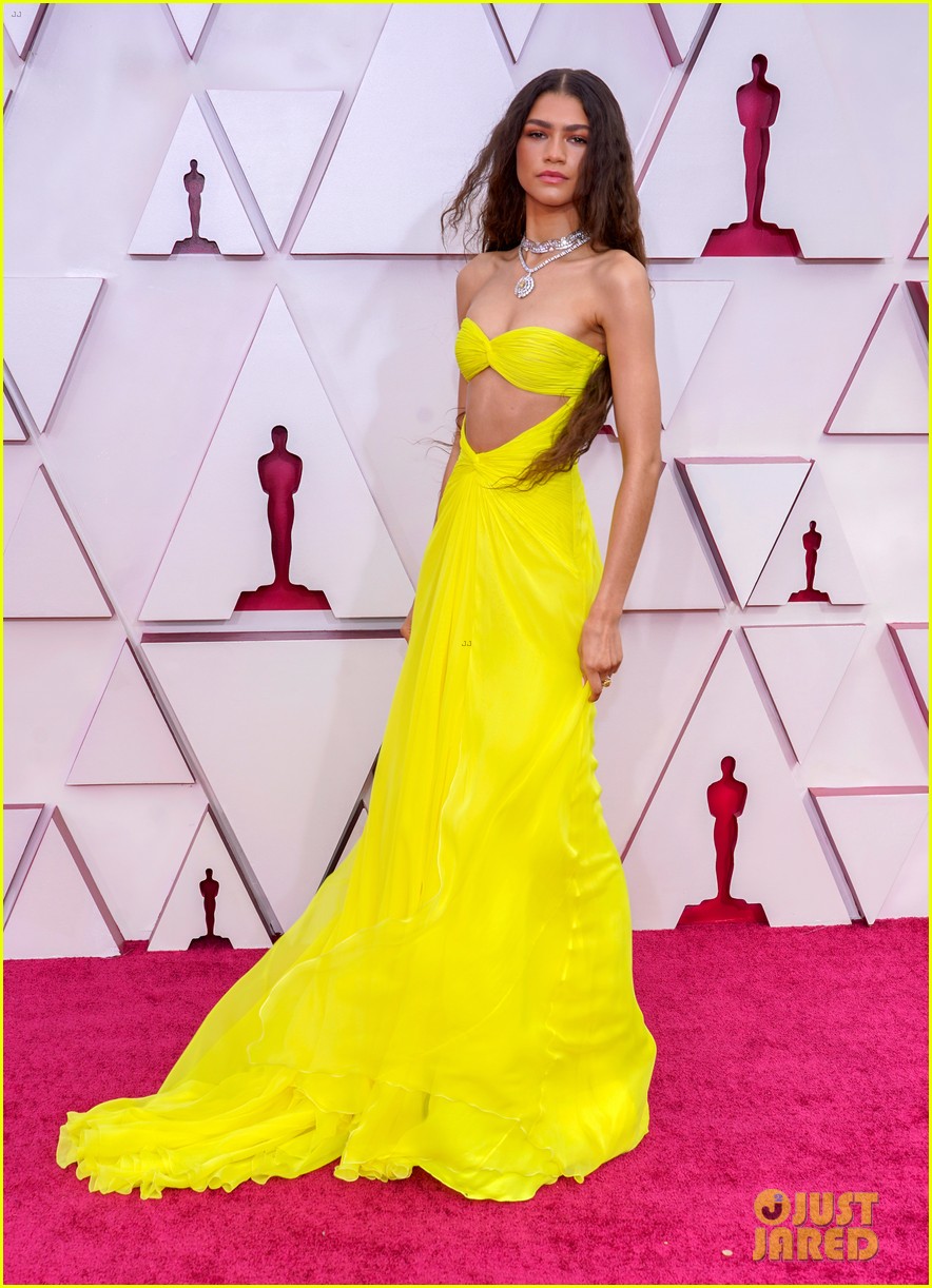 zendaya has a beyonce moment at oscars 2021 06