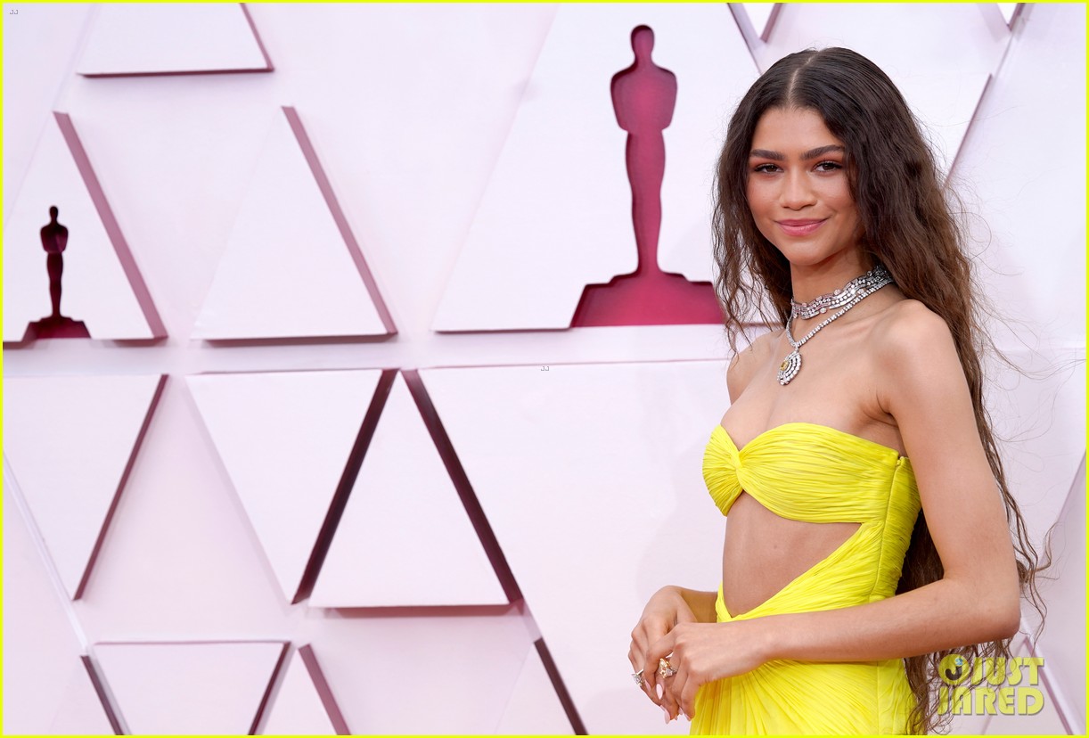 zendaya has a beyonce moment at oscars 2021 07