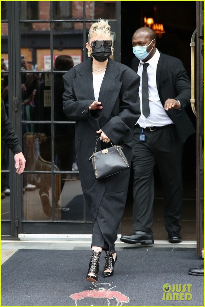 miley cyrus wears her hair in mohawk ponytail snl appearance 01