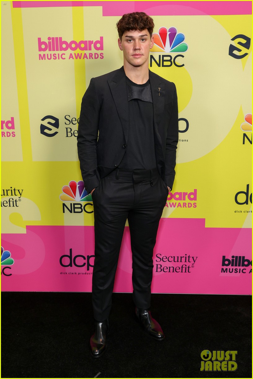 dixie damelio noah beck make red carpet debut at billboard music awards 07