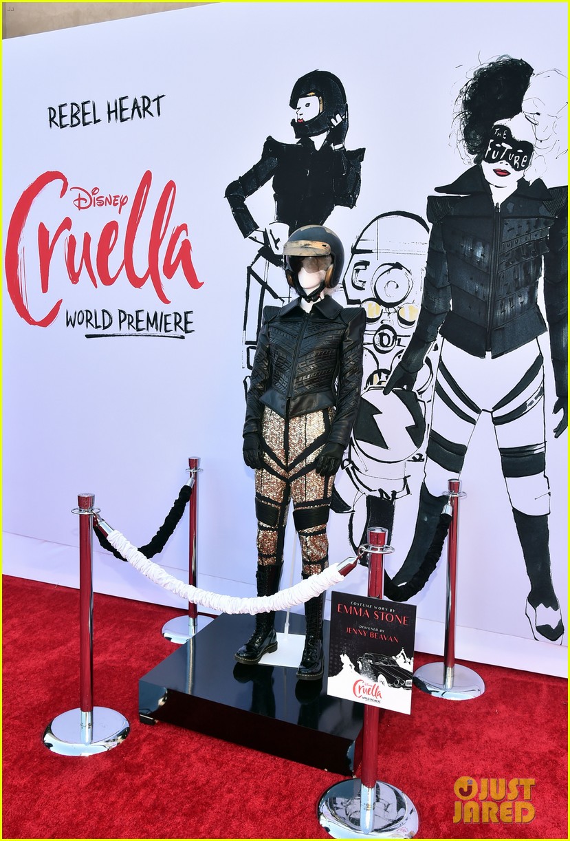 emma stone kirby howell baptiste premiere their new movie cruella 10