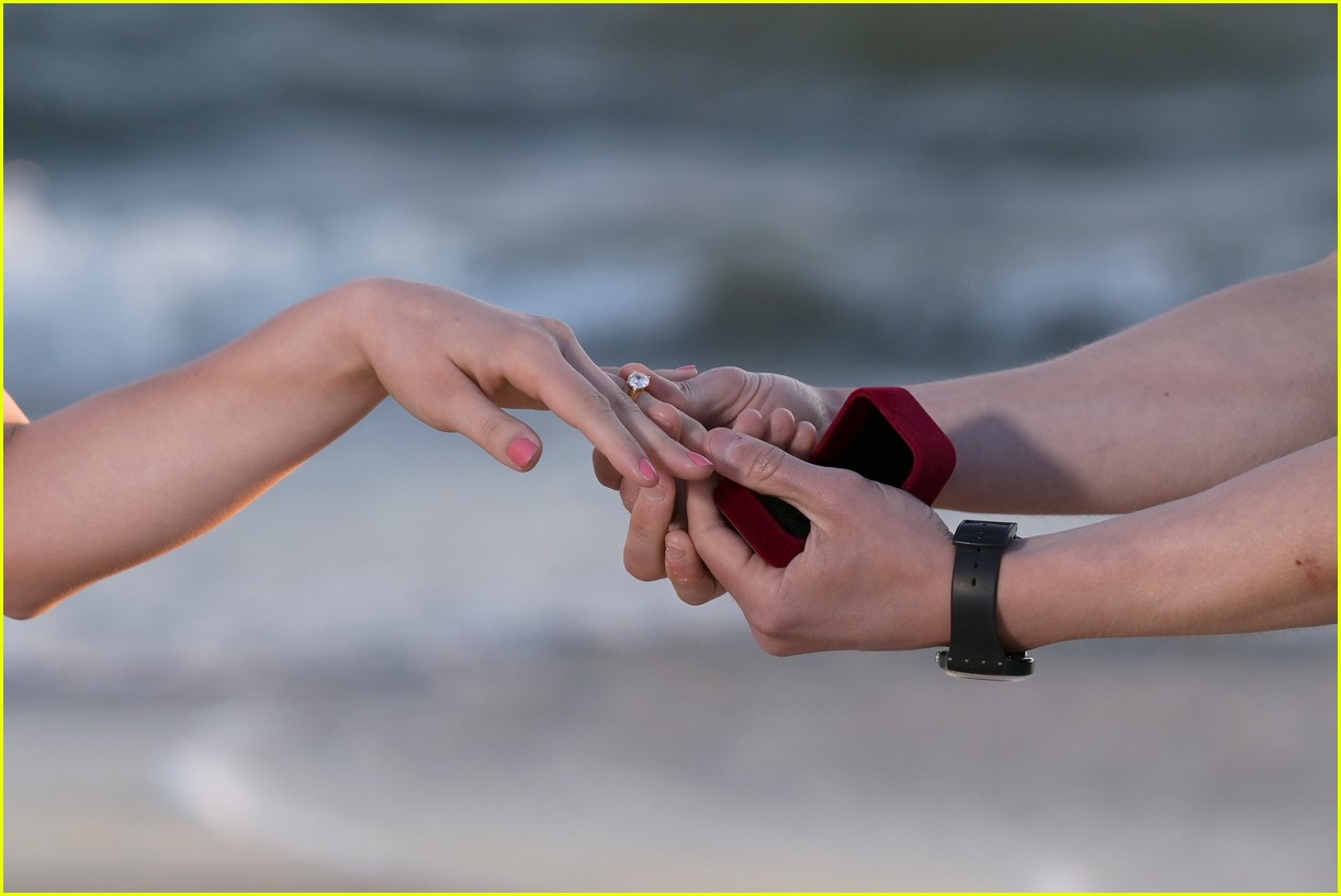 hayley orrantia sam lerner the goldbergs characters get engaged 02