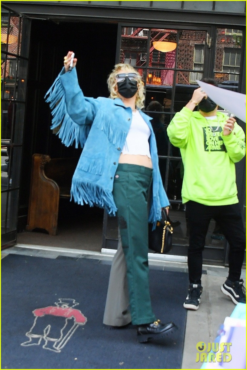 miley cyrus tops for fans snl rehearsals fringe jacket 02