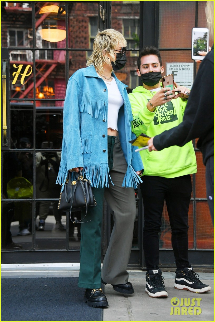 miley cyrus tops for fans snl rehearsals fringe jacket 04