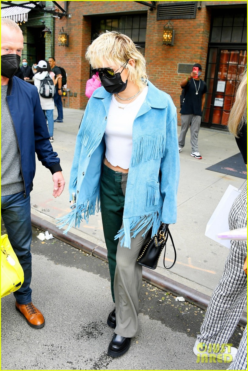 miley cyrus tops for fans snl rehearsals fringe jacket 07