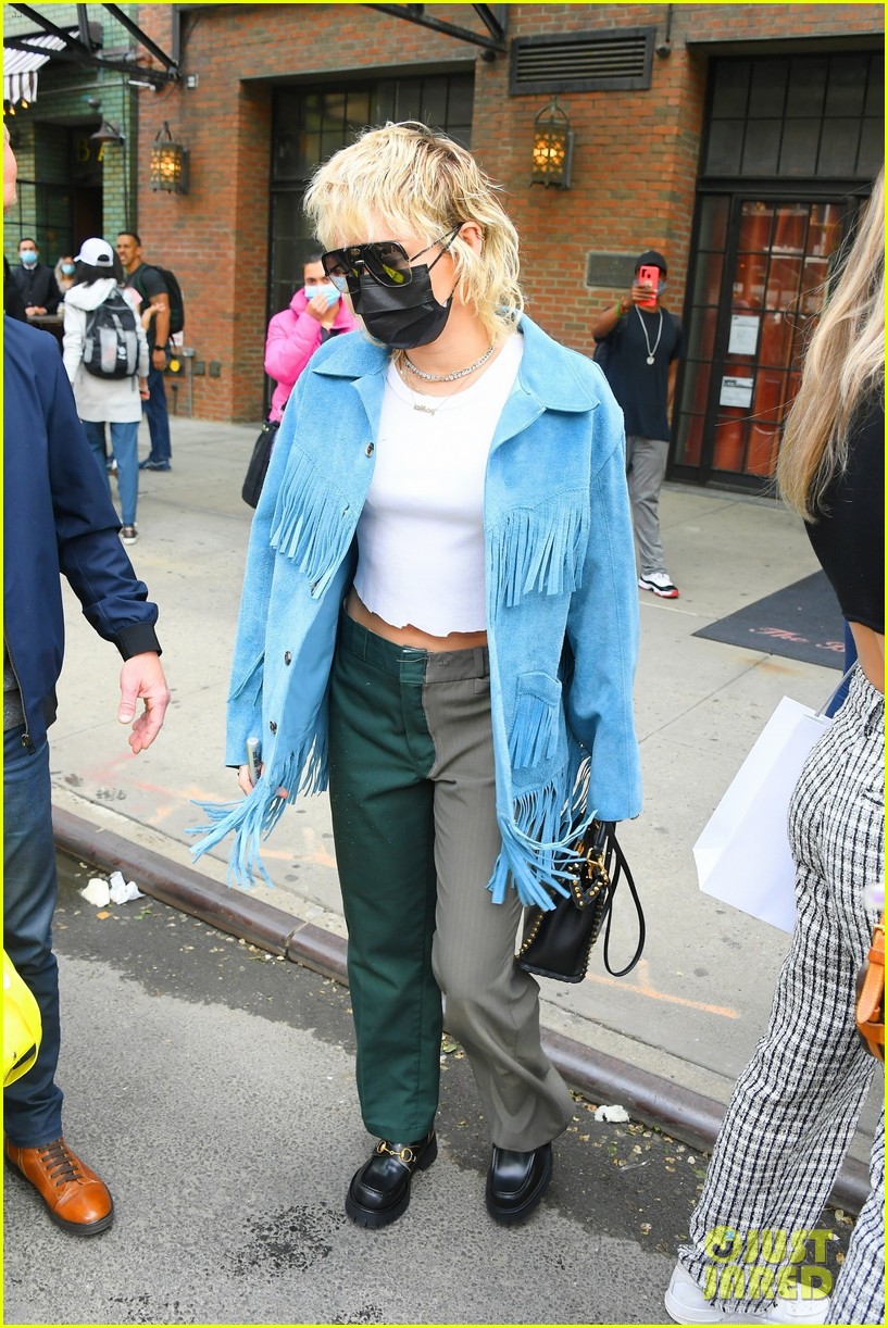 Miley Cyrus Meets & Snaps Pics With Fans Before 'SNL' Rehearsals in NYC ...