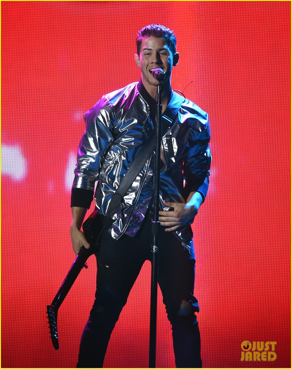 nick jonas past bbmas fashion 02