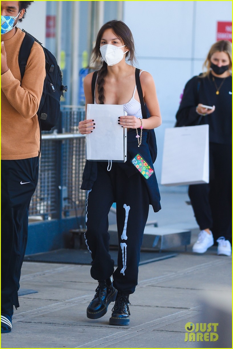 olivia rodrigo arrives in new york ahead of her really big weekend 05