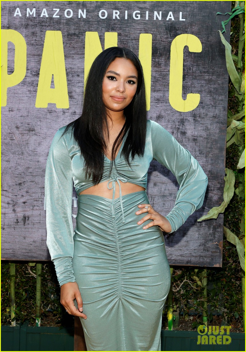 olivia welch camron jones more attend panic premiere 10