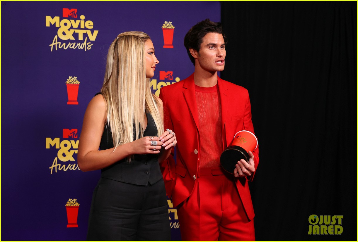 Chase Stokes Madelyn Cline Celebrate Best Kiss Win With A Kiss At Mtv Movie Tv Awards 21 Watch Photo 21 Mtv Movie Tv Awards Chase Stokes