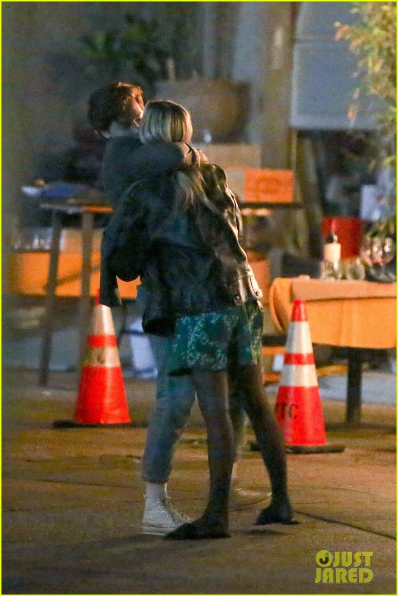 cole sprouse ari fournier pack on pda dinner date 05