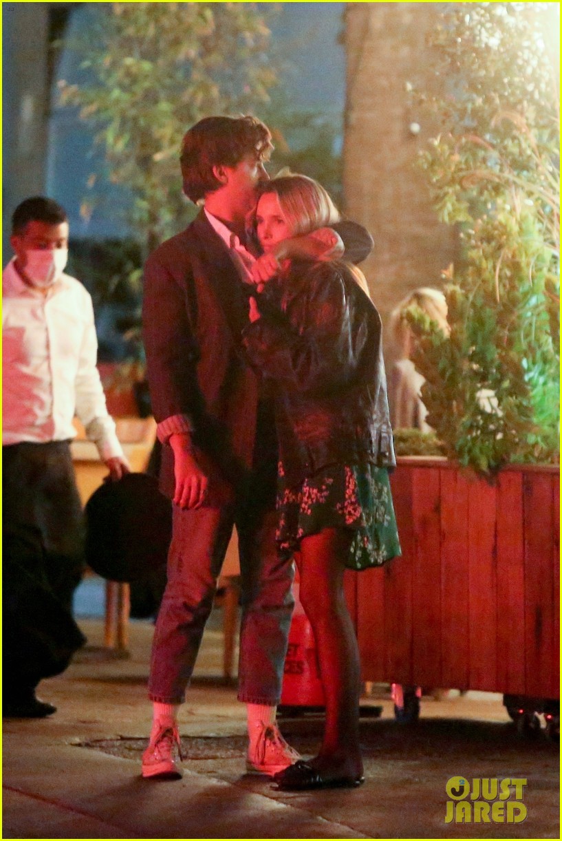 cole sprouse ari fournier pack on pda dinner date 16