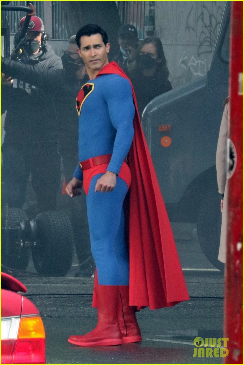 tyler hoechlins superman suit looks totally different in new set photos 05