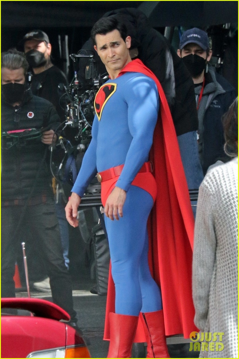 tyler hoechlins superman suit looks totally different in new set photos 12