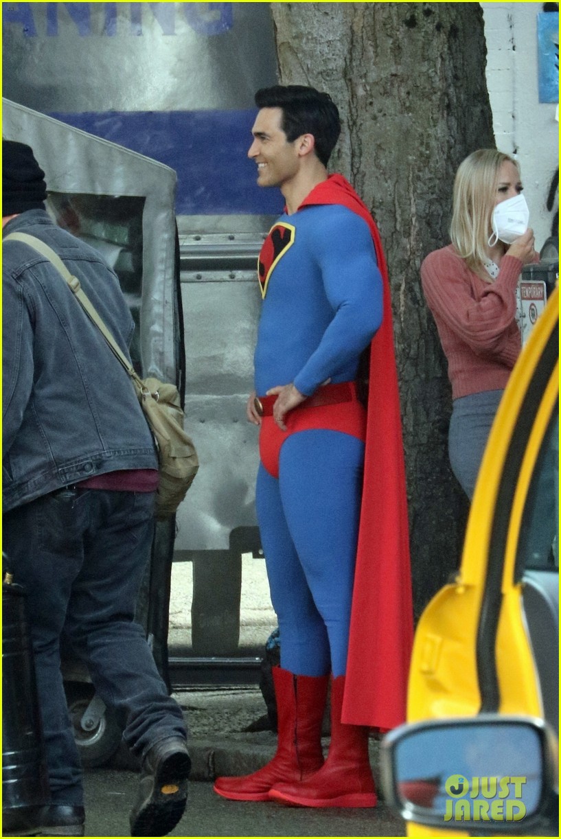 Tyler Hoechlin S Superman Suit Looks Very Different In New Superman Lois Set Photos Photo