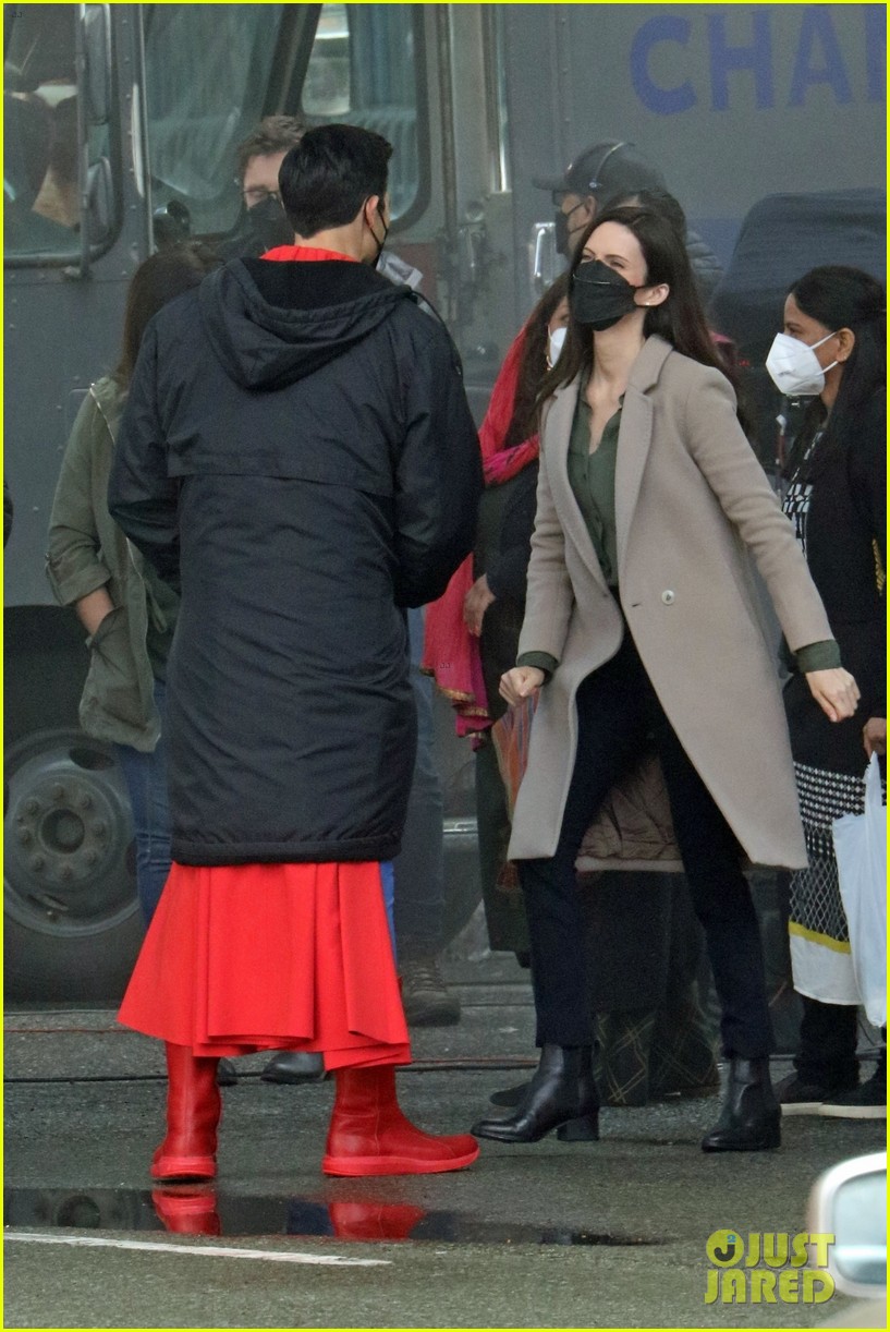 tyler hoechlins superman suit looks totally different in new set photos 17