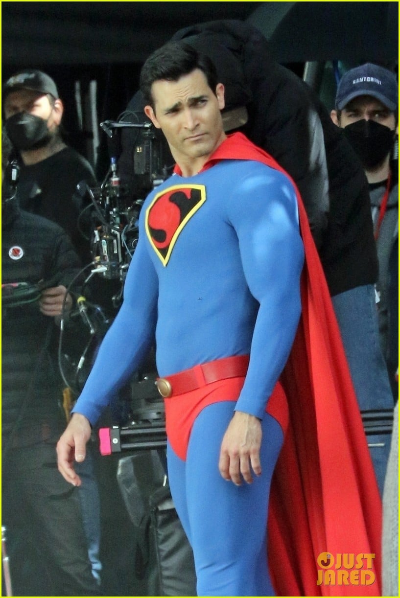 tyler hoechlins superman suit looks totally different in new set photos 21