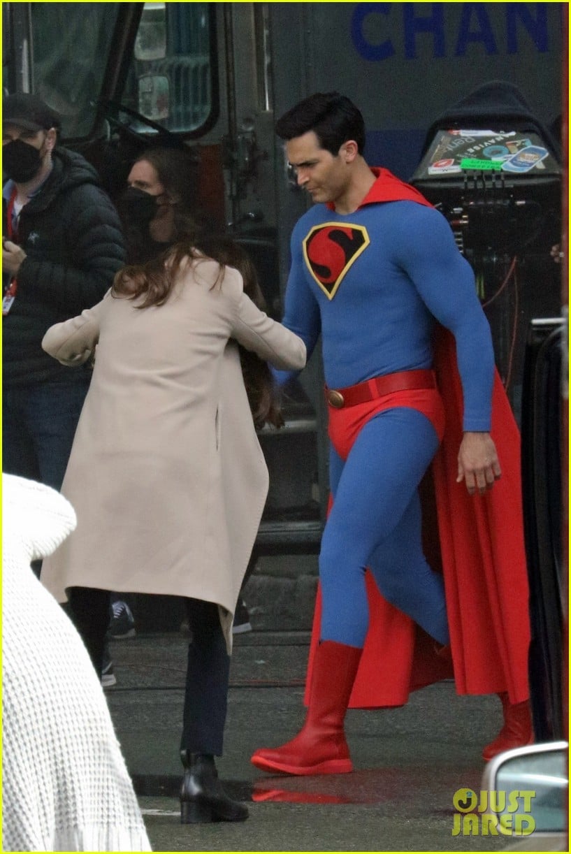 Tyler Hoechlin S Superman Suit Looks Very Different In New Superman Lois Set Photos Photo