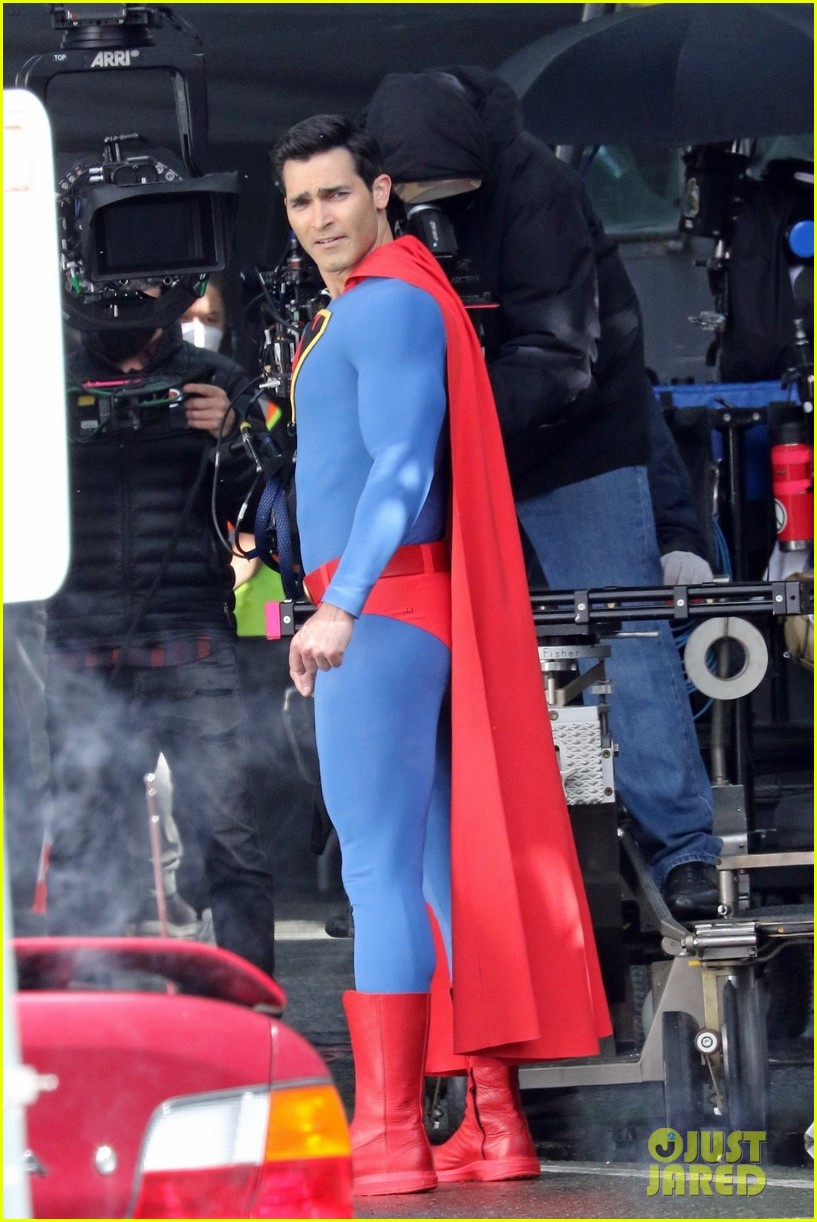 Tyler Hoechlin's Superman Suit Looks Very Different In New 'Superman ...