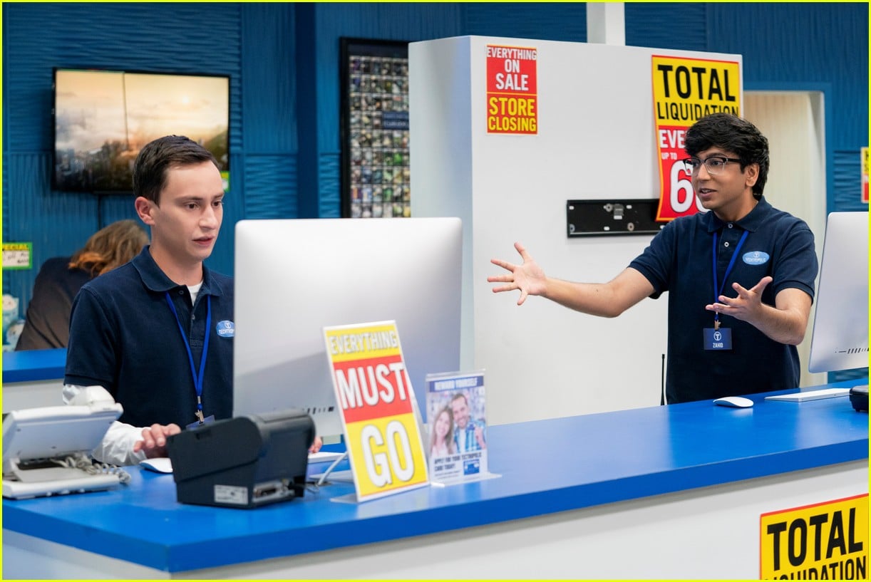 Fivel Stewart Returns For Final Season of 'Atypical' - First Look ...