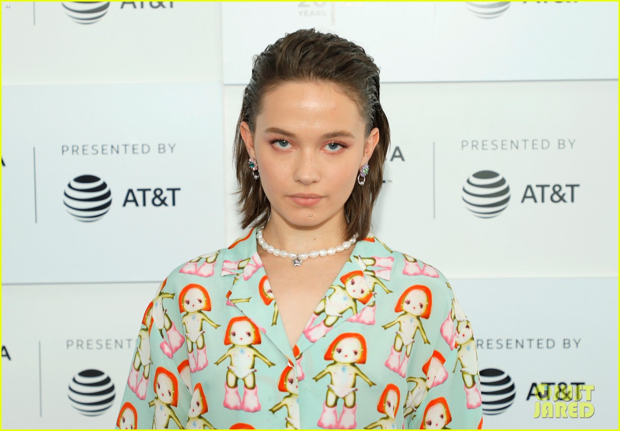 cailee spaeny premieres how it ends at tribeca film festival after new trailer drops 04